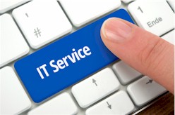 Das Bild zeigt den Ausschnitt einer Comutertastatur. Auf der blau eingefärbten  Shift-Taste steht das Wort 'IT Service' - Symbolbild.